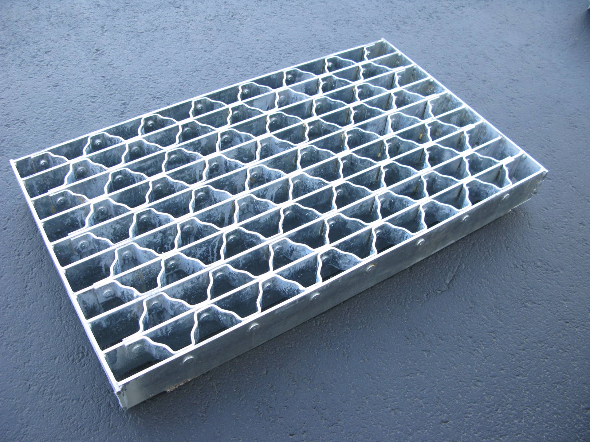 CDOT D77B TYPE 24-10S FRAME AND GRATE | Long Beach Iron Works